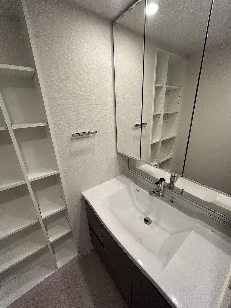 洗面設備　三面鏡裏面収納付き洗面化粧台