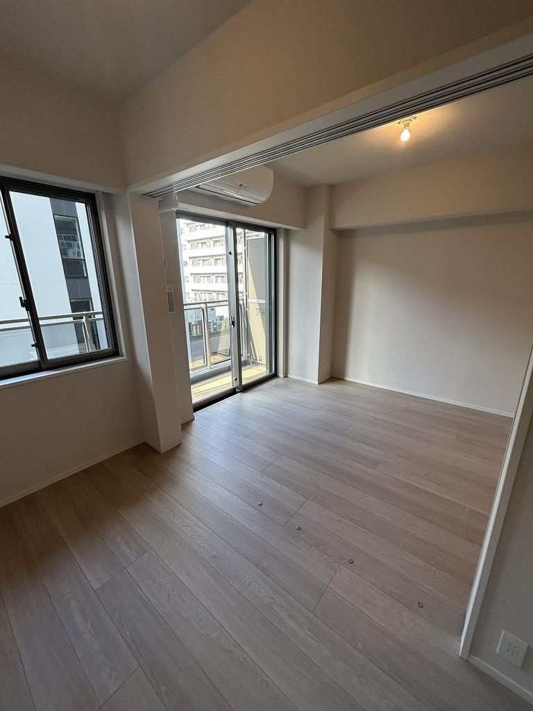 居室・リビング　洋室（約3.5帖）、LDK（約8.0帖）