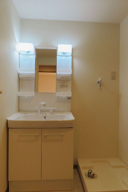 洗面設備　朝の支度にも助かる、独立の洗髪洗面化粧台