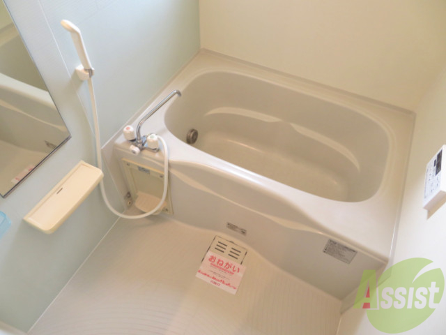 バス・シャワールーム　バスルームは狭すぎず、シャワーも浴びやすそうです。