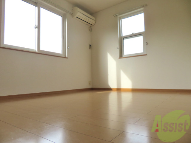 その他部屋・スペース　別の角度から洋室を撮影しました。日射しがあり明るい印象。