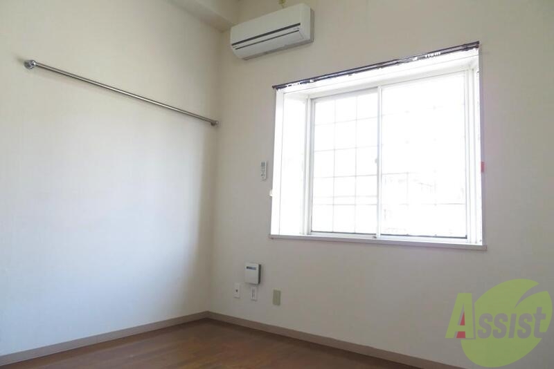 居室・リビング　大きなお窓と高い天井が特徴的なお部屋です。