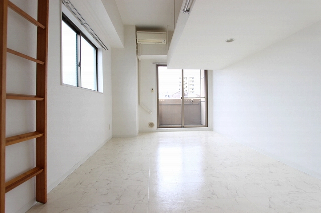 居室・リビング　同物件、別号室のものです。