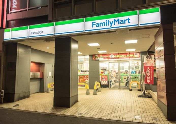 コンビニ　ファミリーマート新宿信濃町店（コンビニ）まで154m