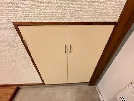 玄関　※原状回復前の為別部屋のお写真です