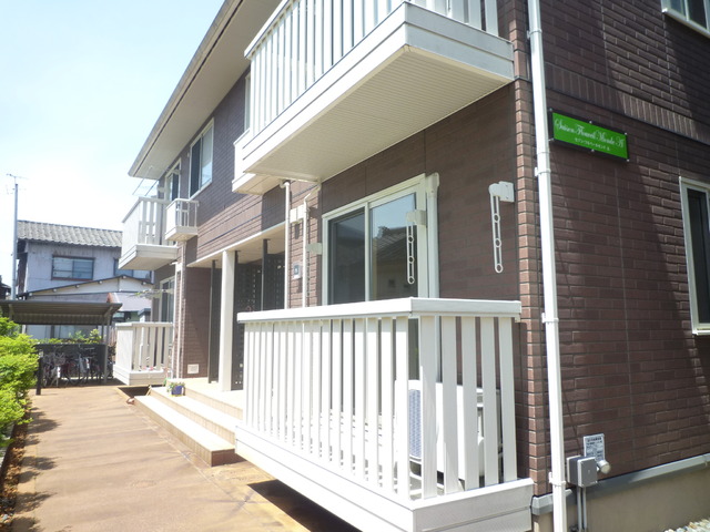 エントランス　白いバルコニーでお洗濯も楽しくなりそう＾＾