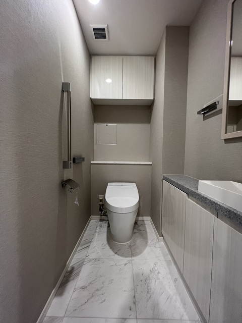 トイレ　手洗いカウンター付き