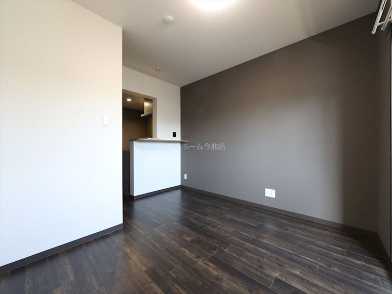 居室・リビング　洋室9.5帖　エアコン付き　南向きバルコニー