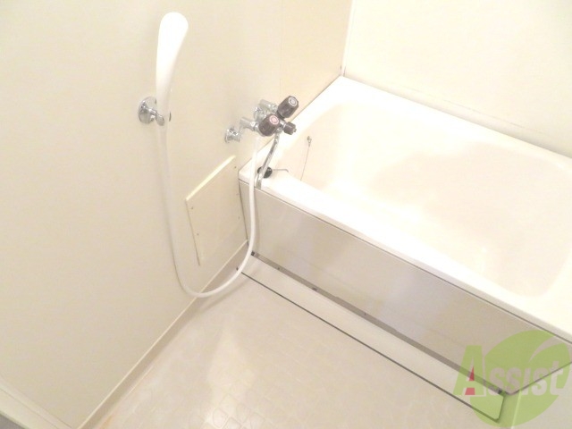 バス・シャワールーム　こちらはお風呂。一日の疲れをここで癒してください。