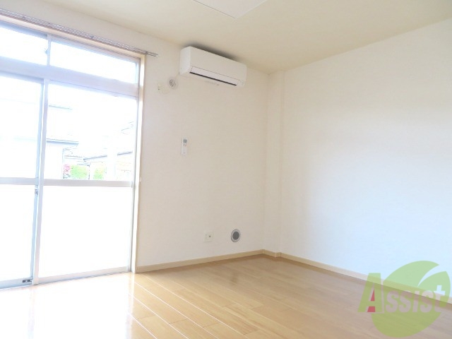 居室・リビング　リビングはこんな感じです。窓が大きくてよく陽が入ってきます。