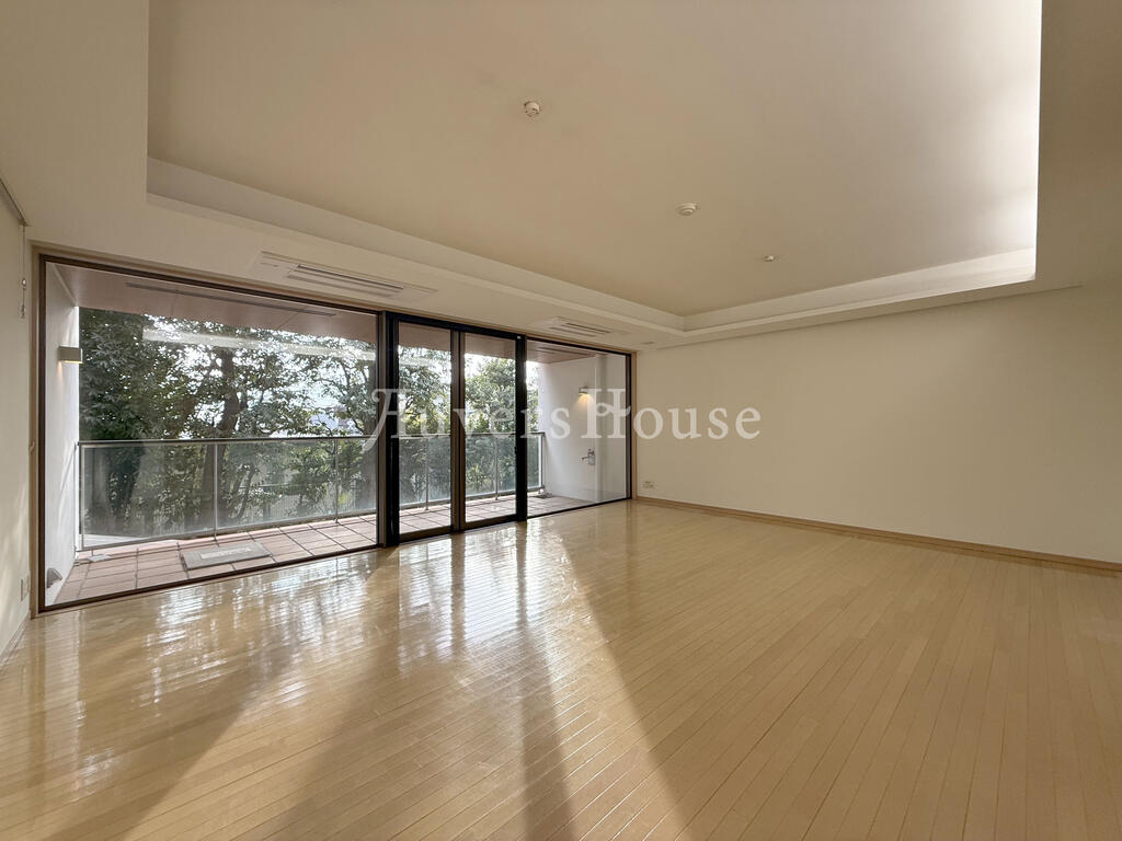 居室・リビング　ビルトインエアコン／床暖房