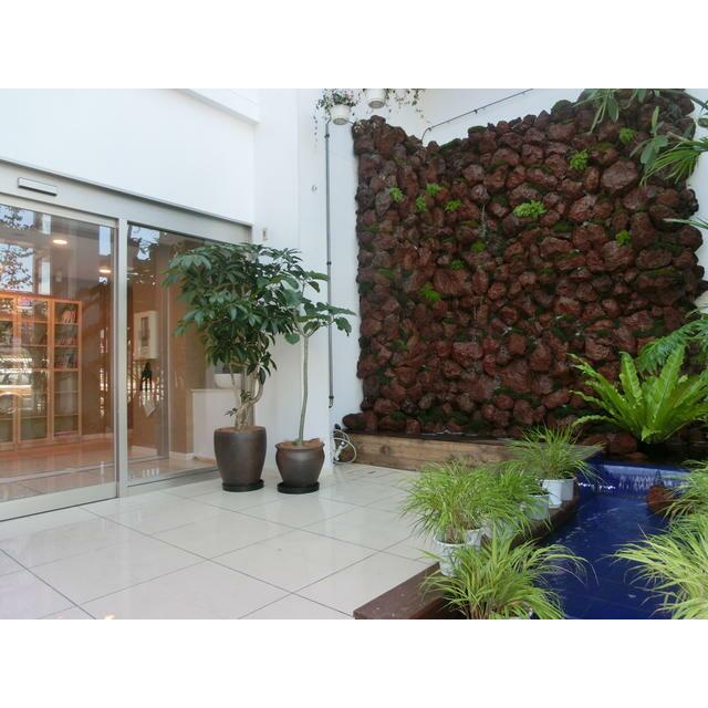 エントランス　滝と音楽が流れるエントランス