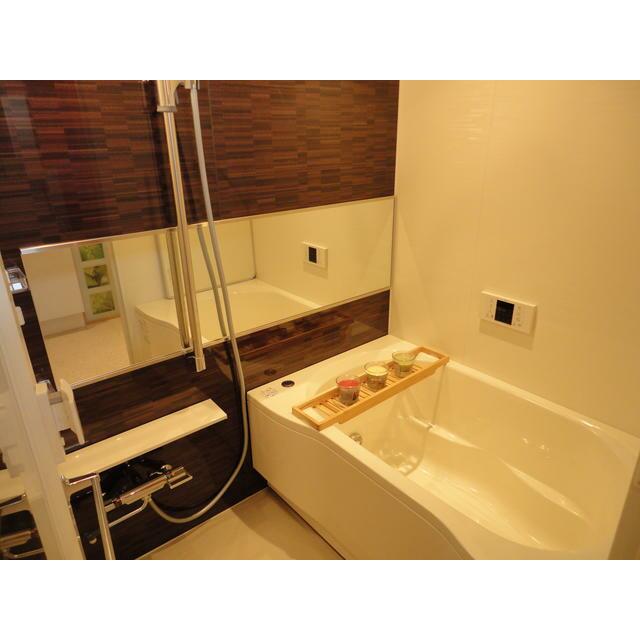 バス・シャワールーム　ブラウンのバス