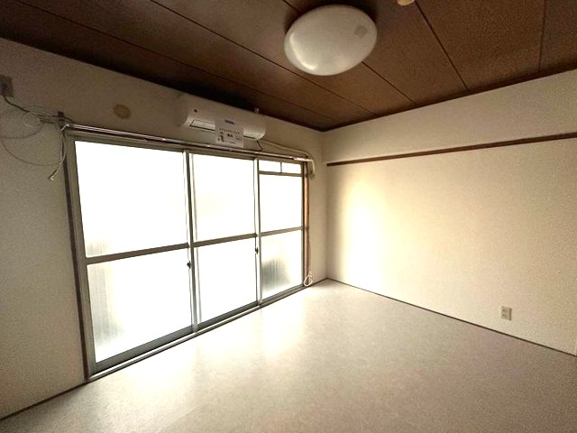 居室・リビング　南東向き洋室6帖☆バルコニーに繋がるお部屋です！エアコン付き