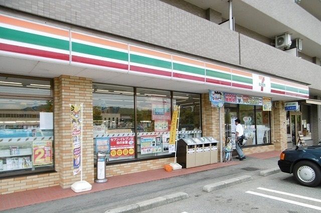 コンビニ　セブンイレブン（コンビニ）まで800m