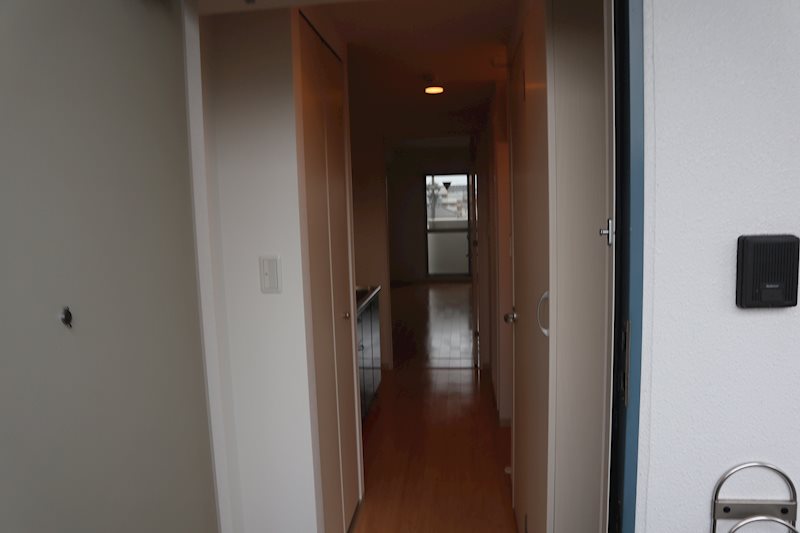 玄関　玄関には下駄箱有り