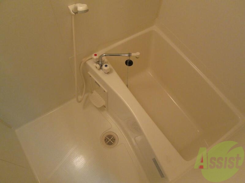 バス・シャワールーム　ゆったりめの浴槽で一日の疲れを癒してください。