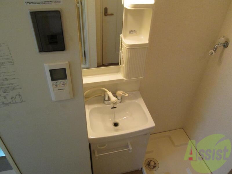 洗面設備　シャワーヘッド付で洗髪も可能な独立洗面台です。