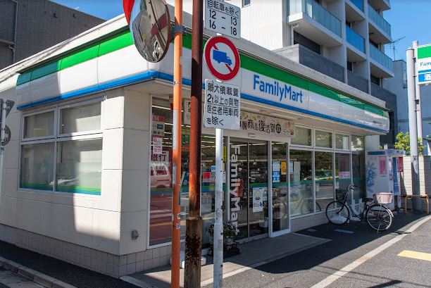 コンビニ　ファミリーマート（コンビニ）まで877m