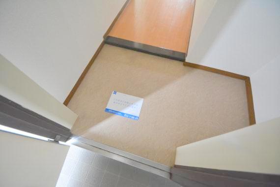 玄関　玄関に入るとお部屋まで一直線、明るい光が差し込みます。