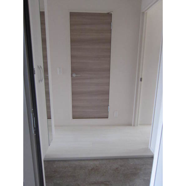 玄関　玄関から見た室内広々