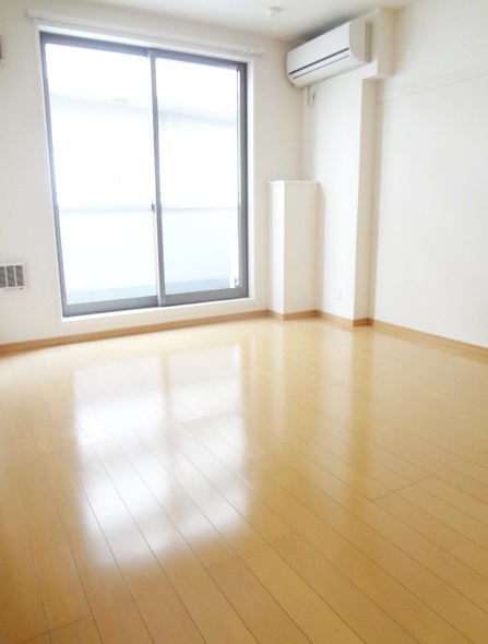 居室・リビング　こちらのリビングで趣味の時間をお楽しみください♪