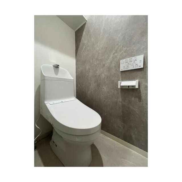 トイレ　人気アイテムの温水洗浄便座。清潔感のあるトイレです。