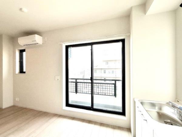 居室・リビング　こちらのリビングで趣味の時間をお楽しみください