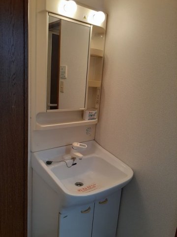 洗面設備　明るい洗面所です