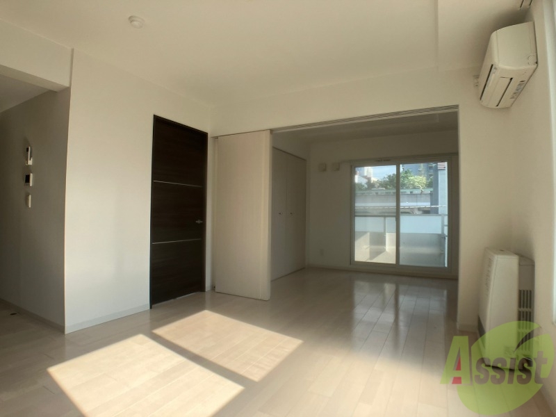 居室・リビング　リビングです。窓が大きくて明るいですね！