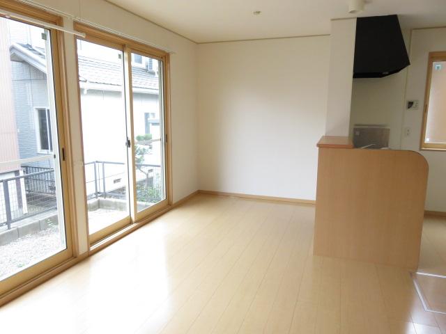 居室・リビング　日の差し込む広々リビング