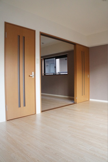 居室・リビング　キレイな室内でアクセントクロスがオシャレを演出♪