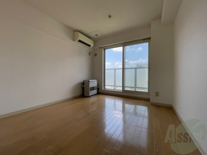 居室・リビング　こちらは６．５帖の洋室です。落ち着きのあるお部屋です。