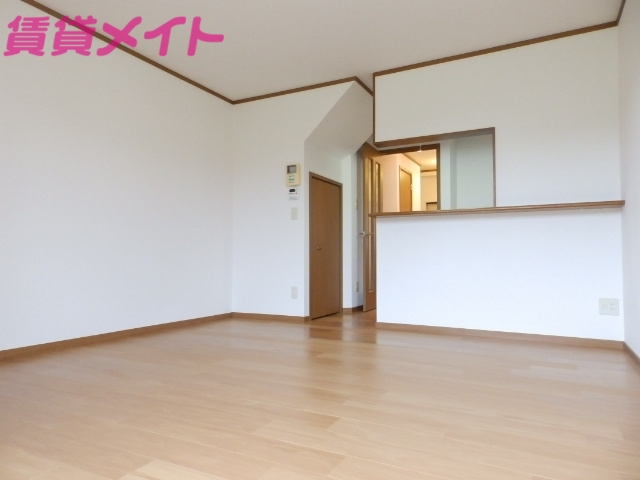 居室・リビング　同型参考写真です。