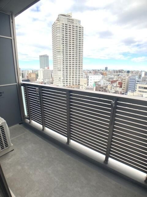 バルコニー　暖かな日差しのふりそそぐバルコニー