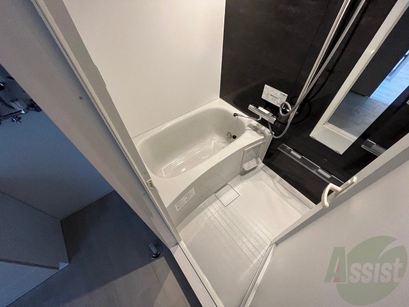 バス・シャワールーム　お風呂です。広々したバスでゆっくりくつろげます。