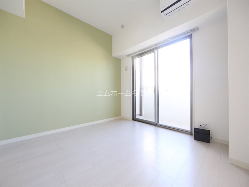 バルコニー　洋室7.2帖　エアコン付　収納充実　バルコニーに面しています