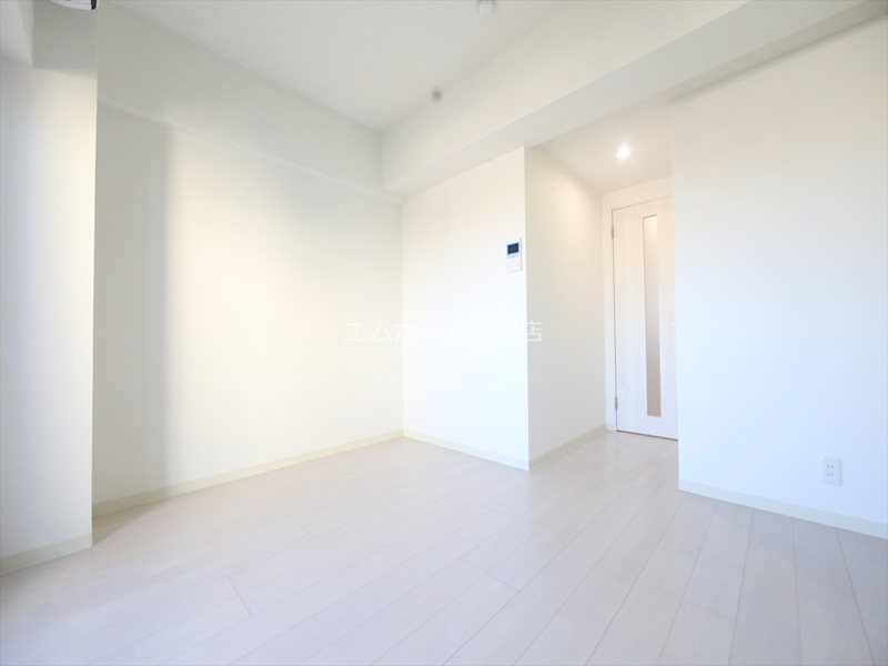 居室・リビング　洋室7.2帖　エアコン付　収納充実　バルコニーに面しています