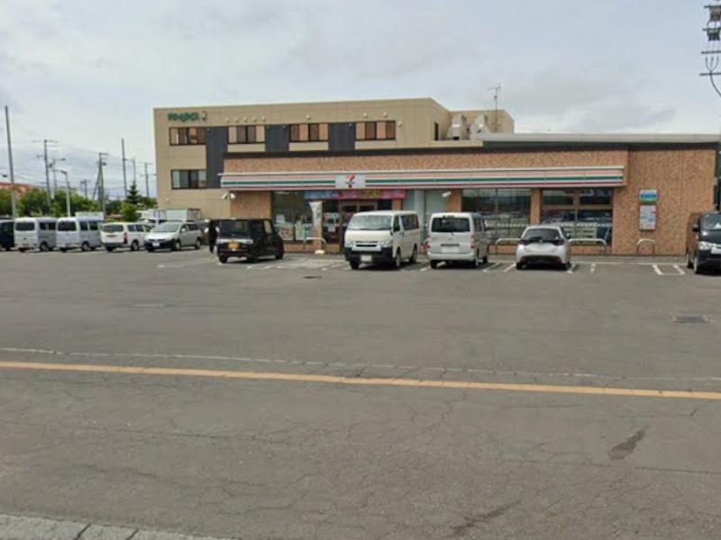 コンビニ　セブンイレブン札幌東雁来11条店（コンビニ）まで378m