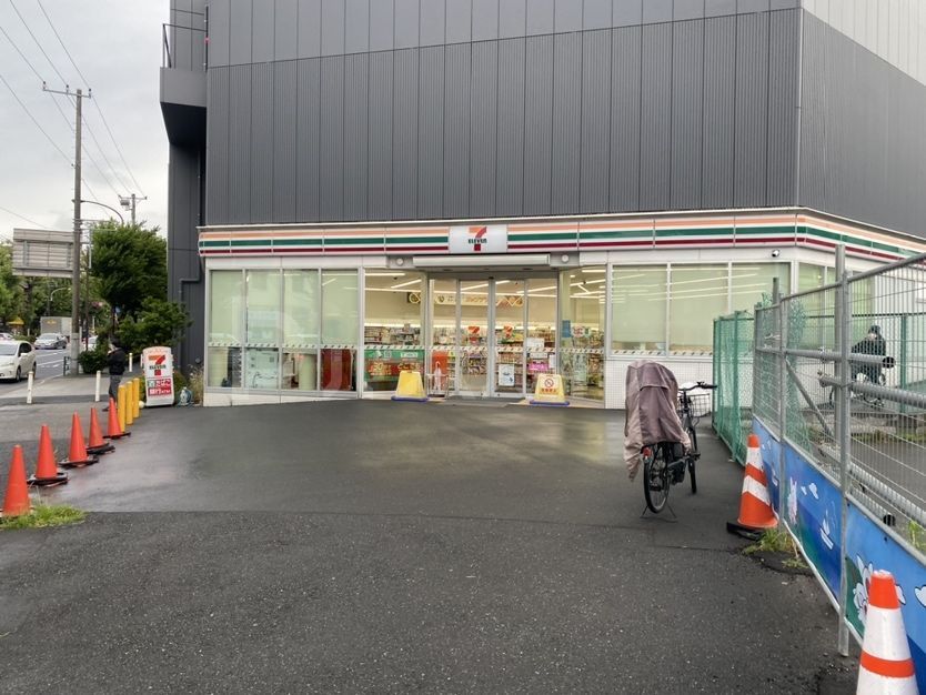 コンビニ　セブンイレブン小茂根4丁目（コンビニ）まで320m