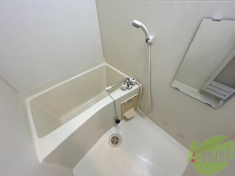 バス・シャワールーム　浴室は狭すぎず、シャワーも浴びやすそうです。