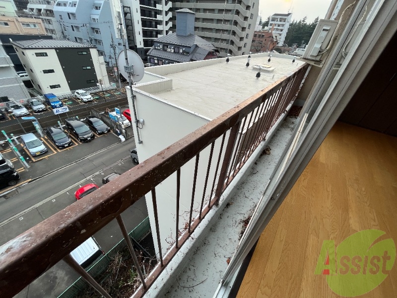 バルコニー　バルコニーは南向きです。暖かい日差しが望めそうですね。