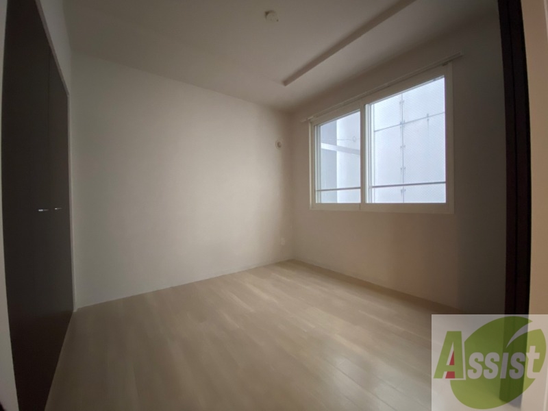 その他部屋・スペース　寝室はこちらです。光が差し込む、温かみのあるお部屋です。