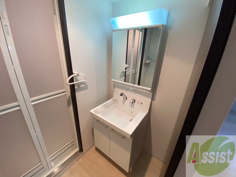 洗面設備　独立洗面台です。大きくてよいですね。シャンプーもできます。