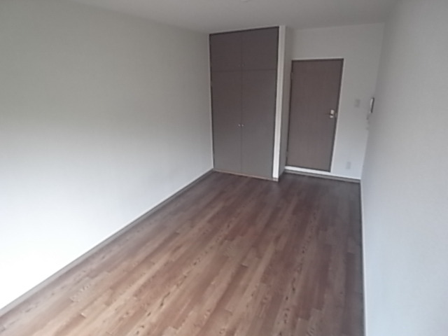 居室・リビング　綺麗なフローリングの洋室です