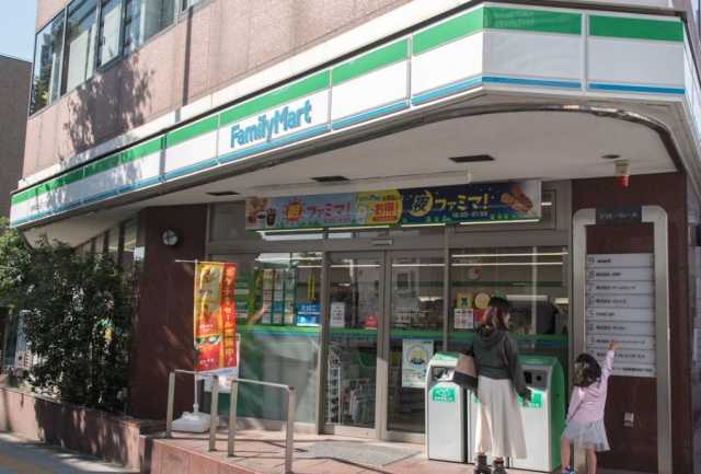 コンビニ　ファミリーマート　目黒青葉台四丁目店（コンビニ）まで32m