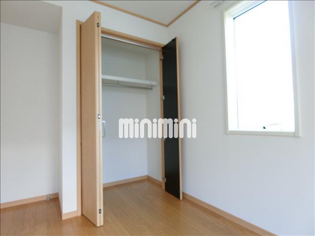 収納　コートなども掛けられるクローゼットタイプです。