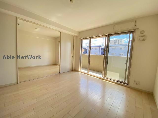 居室・リビング　同物件別室