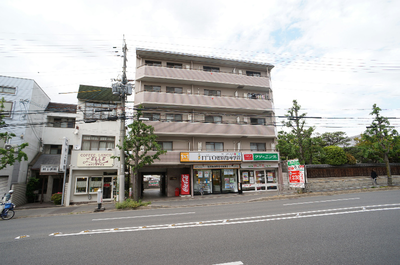 建物外観　丸太町通り沿い★向かいにはファミリーマートがあります！