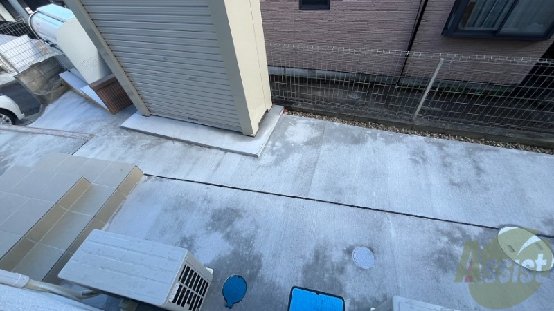 バルコニー　窓を開けると、エントランスがあります。